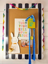Load image into Gallery viewer, Scallop Frame Cork Board